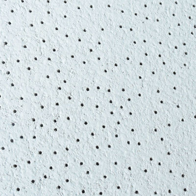 Plafonds artistiques avec des carreaux de plafond en fibres minérales USG BORAL personnalisés