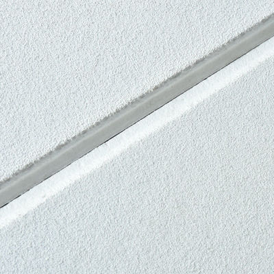 Plafonds artistiques avec des carreaux de plafond en fibres minérales USG BORAL personnalisés