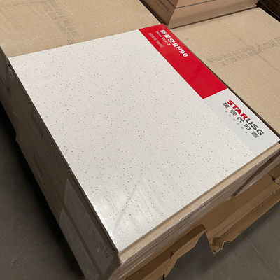 Plafonds artistiques avec des carreaux de plafond en fibres minérales USG BORAL personnalisés