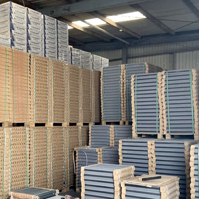 Matériau vert Planche de revêtement en ciment en fibre de bois pour l'extérieur de la villa contemporaine