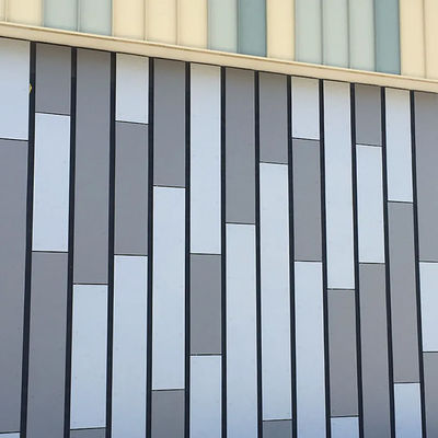Plaque de ciment en fibres de couleur personnalisée pour le théâtre Panneaux muraux extérieurs Matériaux de construction
